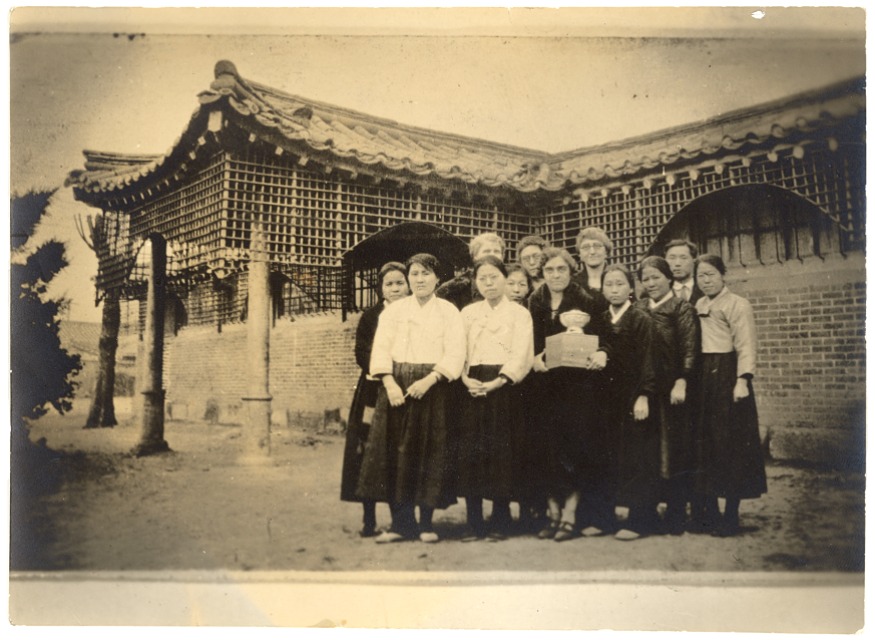 2. 태화여자관과 직원들(1926년).jpg